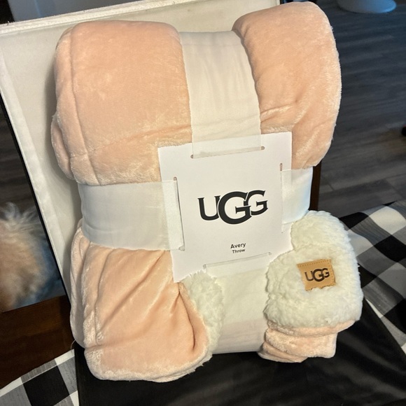 UGG Home Collection Throw Blanket - Picture 1 of 4